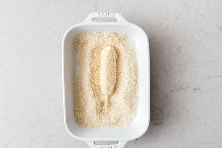 Lăn qua bột chiên xù Lăn qua bột chiên xù