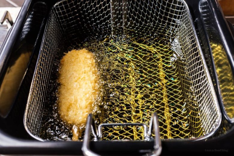 Chiên xúc xích bằng bếp chiên nhúng